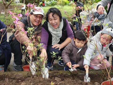 植樹體驗預約一片城市森林(圖片來源：臺北市政府工務局大地工程處)