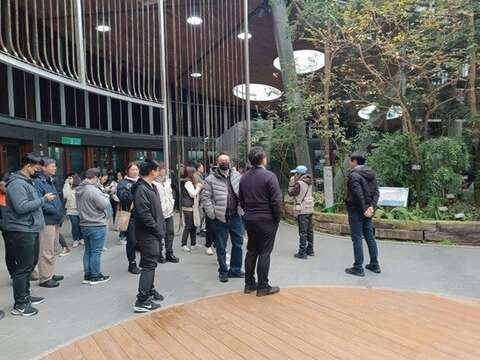 台北典藏植物園提供的志工導覽服務(圖片來源：臺北市政府工務局公園路燈工程管理處)