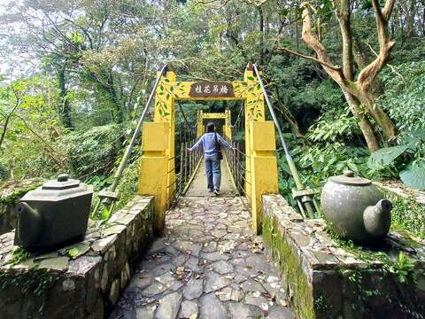 桂花吊橋以桂花及茶壺作為意象(圖片來源:臺北市政府工務局大地工程處)