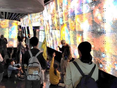專業解說員在活動中帶領親子探索展示場!(圖片來源：臺北市立天文科學教育館)