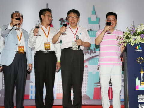 台北市長柯文哲與上海市長楊雄相見歡，互贈見面禮。