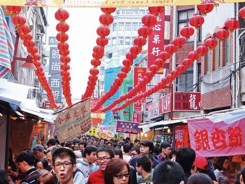 熱鬧的迪化街是南北貨、中藥和布匹批發的集散地。（王能佑攝）