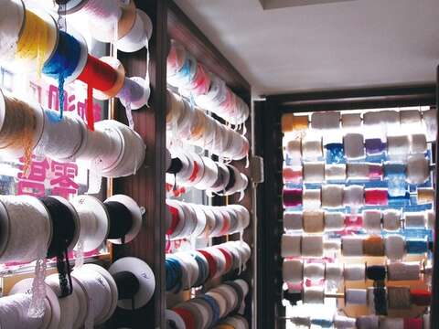 朝陽服飾材料街飾品材料種類多樣且齊全。(圖/台北市政府產業發展局提供)