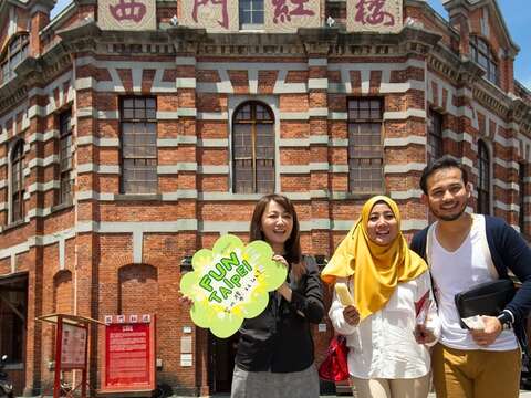 台北市觀光傳播局局長簡余晏(左)充當導遊,帶著YANA 夫婦逛西門紅樓。(潘俊霖攝)