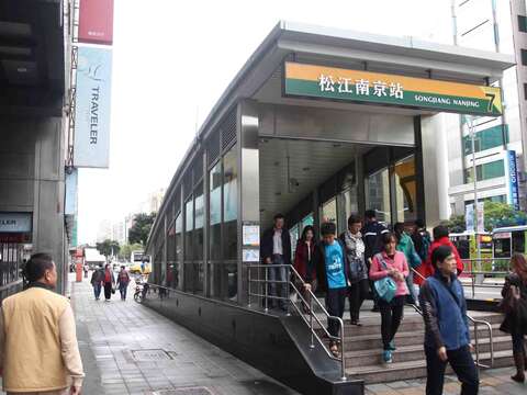 捷運松江南京站有多達54座電扶梯。（圖／台北捷運公司提供）