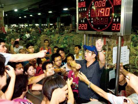 台北市第一及第二果菜批發市場每日凌晨時分，在2、3小時內就能把所有蔬果透過拍賣分散至大台北地區。（圖／台北農產運銷股份有限公司提供）
