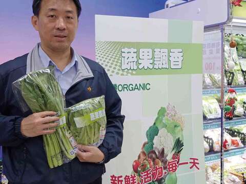 「農的傳人」引進全國各地鄉鎮市農會的農特產品，唯有備齊各檢驗單位的合格證明才能上架。（顧家麥攝）