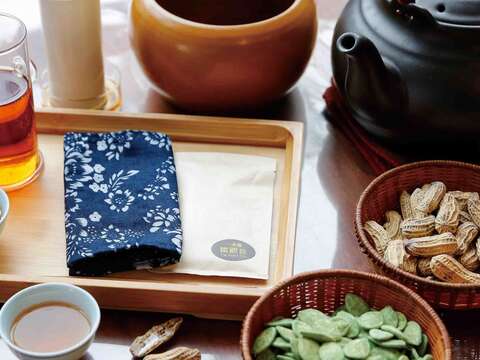 春天來到杏花林休閒農場，除了可賞花，還可品茶。（楊智仁攝）