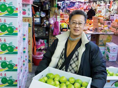 水果行老闆李信毅直接向果農採購水果，再透過分級滿足顧客的不同需求。（許斌攝）