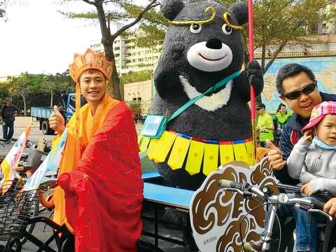 熊讚參加2016全球自行車城市大會時化身為孫悟熊與民眾互動。（洪梅雲攝）