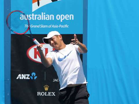 楊宗樺在今年的澳網會內賽因為小指肌腱斷裂，把兩根手指用白膠帶捆在一起進行訓練與比賽，意志力驚人。（圖／楊宗樺提供）