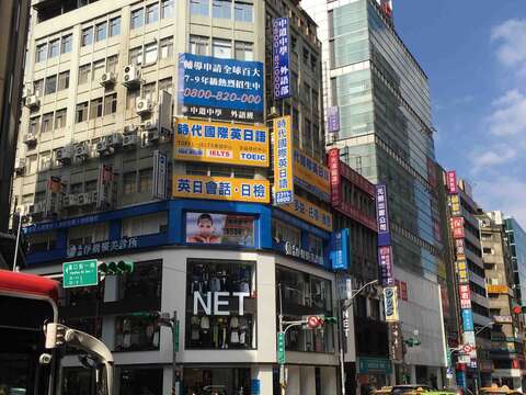 館前路如今歐風建築盡失，留下台北市長柯文哲眼中招牌凌亂的中華民國式美學。（魚夫攝）