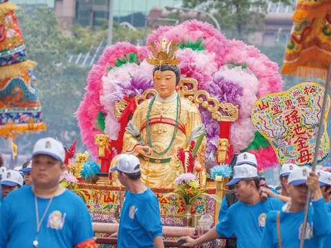 松山慈惠堂的保民遶境嘉年華每年吸引逾10萬人參與。(圖/松山慈惠堂提供)