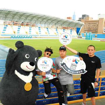 玖壹壹受邀擔任2017臺北世大運代言人,粉絲熊讚開心地與他們合照。(游家桓攝)