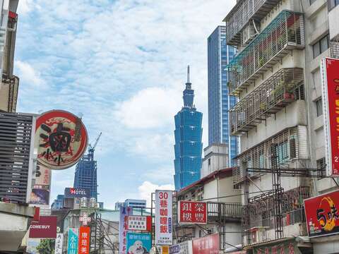 永吉路30巷美食店家林立,不僅具有多元風味,且經濟實惠。(李庭歡攝)