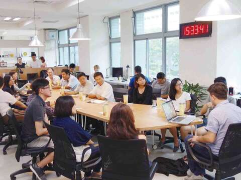 台北創新實驗室以現代工業風的空間設計,營造年輕有活力的工作空間。(李庭歡攝)