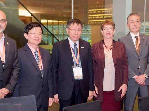 柯P與台北市之姊妹市、夥伴市代表相見歡。(由右至左:橫濱市市長平田敏英、威靈頓市市長Celia Wade-Brown、台北市市長柯文哲、檳城地方政府交通與防洪部長曹觀友、巴拿馬市都市計畫局局長Manuel Brute)。(黃中台攝)