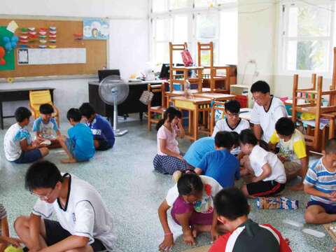 建中生「勇於付出的十六歲」團隊在偏鄉的服務過程中,學會與孩子站在同一水平看待「學習」。(圖/台北市青少年發展處提供)