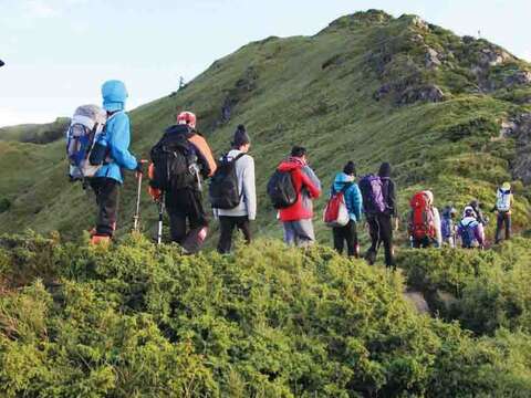 「大安超強冷氣團」透過毅力、體力與互助的團隊精神,完成攀登群峰任務。(圖/台北市青少年發展處提供)