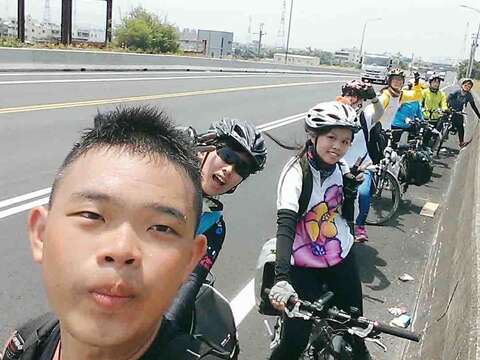 「青春撿心團」從單車環島的行程中,彼此互助扶持,激勵隊友完成騎程。(圖/台北市青少年發展處提供)