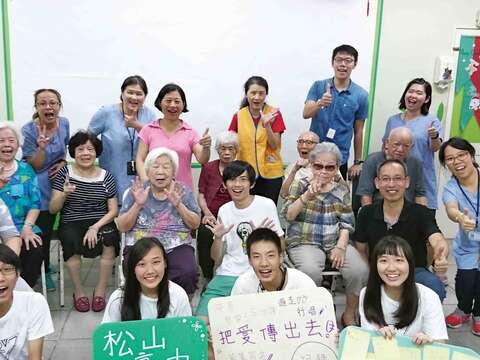 「愛的五線譜」團隊透過自己的音樂專長,在老人家園中逗得阿公阿嬤超開心。(圖/台北市青少年發展處提供)