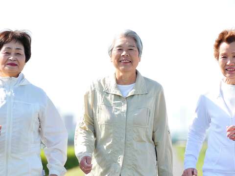 鼓勵銀髮族走出家門,多接近戶外或人群。(圖/Shutterstock提供)