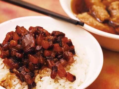 「小王清湯瓜仔肉」的滷肉飯滋味令人著迷。（焦桐攝）