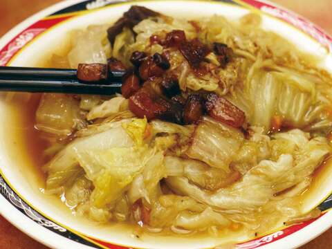 「小王清湯瓜仔肉」的滷白菜，淋上一點滷汁，氣韻橫生。（焦桐攝）