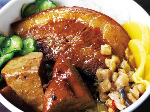 「一甲子餐飲」的焢肉飯，完美展現滷製功夫。（焦桐攝）