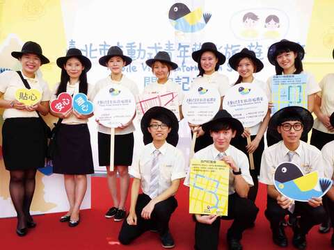 台北市走動式青年旅服員，在今年年底前的每週末將於西門町、信義、士林等觀光熱點提供旅遊諮詢服務。（高讚賢攝）