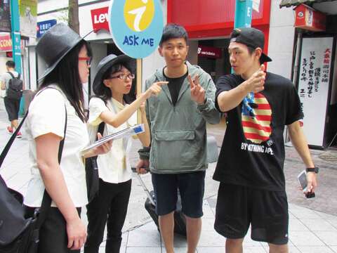 台北市走動式青年旅服員提供旅客三「心」級服務。（金康嵐攝）