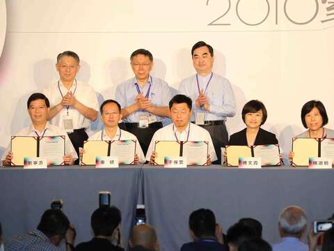 上海市長代表沙海林、台北市長柯文哲、副市長鄧家基（後排左起）共同見證3項交流合作備忘錄簽署。（高讚賢攝）