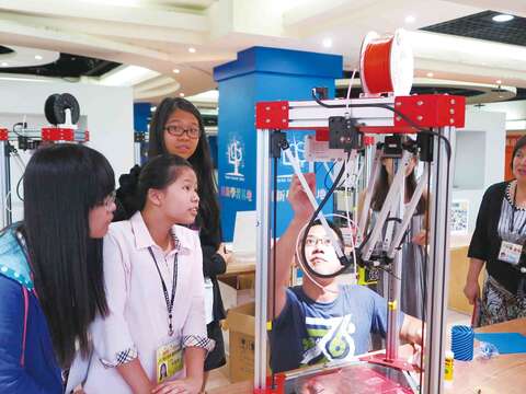 教育局見習生至青少年發展處接觸3D列印機、雷射切割機等設備。（圖／台北市青少年發展處提供）