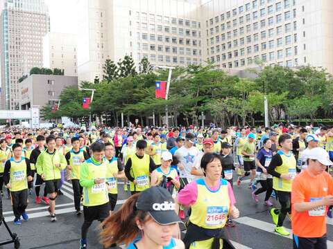 每年舉辦的臺北馬拉松，民眾參與度都相當踴躍。（圖／台北市政府體育局提供）