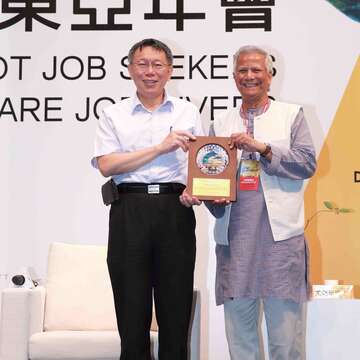 會談後,柯市長致贈感謝狀給尤努斯博士。(游家桓攝)