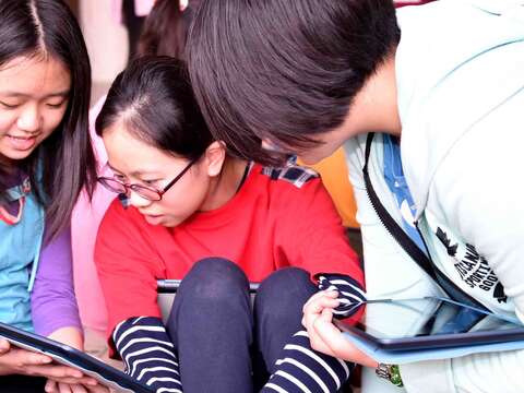 北市府教育局推出的「酷課雲」,讓學生只要能上網,就可以學習。(許宜容攝)