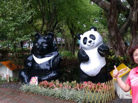 圖7.前港里陳瑞華里長與園區裝置造型物
