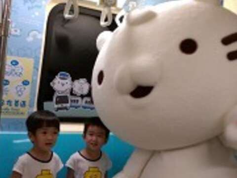 Mascot Majimeow Says Hi to MRT Passengers