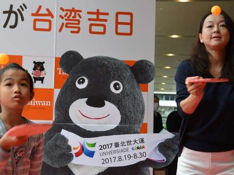 觀傳局於東京JR新宿車站舉辦觀光推廣活動民眾踴躍挑戰桌球拿臺北美食福袋_