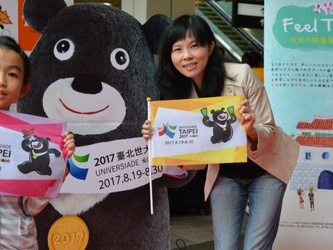 臺北市觀光傳播局副局長陳譽馨向日本旅客介紹與長榮航空合作的台北の旅溫度冬季優惠產品並推介美食與臺北世大運