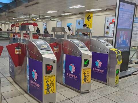 臺北歡迎您、雙北世壯運(捷運閘門5)(圖片來源：臺北大眾捷運股份有限公司)