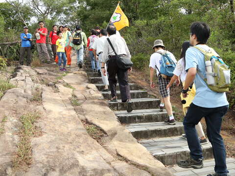 軍艦岩親山步道