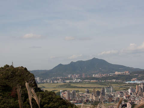 遠眺山巒層層視野遼闊