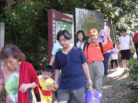 民眾扶老攜幼參與