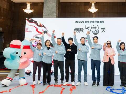 貴賓們比出「敬夢想」手勢合影(圖片來源：臺北市政府文化局)