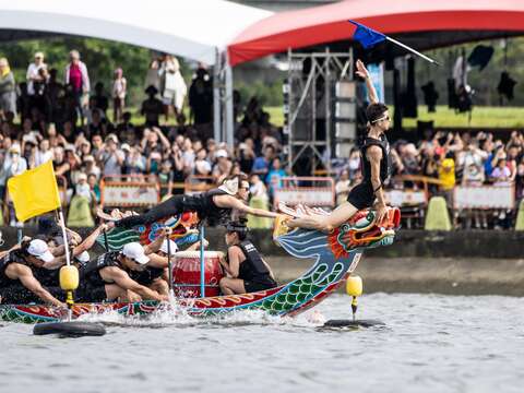全國最大規模的臺北國際龍舟賽除已有女子組、混合組，今年更新設常青女子組，不僅讓臺北市最強女力在體壇上有展現自我、發光發熱的舞台(圖片來源：臺北市政府體育局)