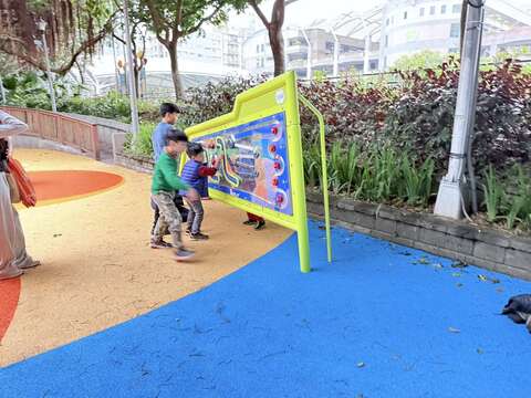 滾珠射門遊戲板(圖片來源:臺北市政府工務局公園路燈工程管理處)