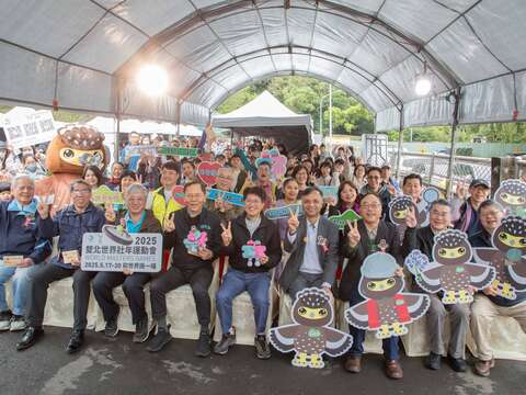 淺山守護神鷲鷲與貴賓、民眾大合照(圖片來源：臺北市政府工務局大地工程處)