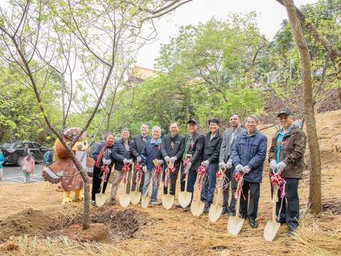 北市府與企業及機關代表與市民朋友於圓山風景區共同種下綠碳樹苗，共創永續未來(圖片來源：臺北市政府工務局大地工程處)
