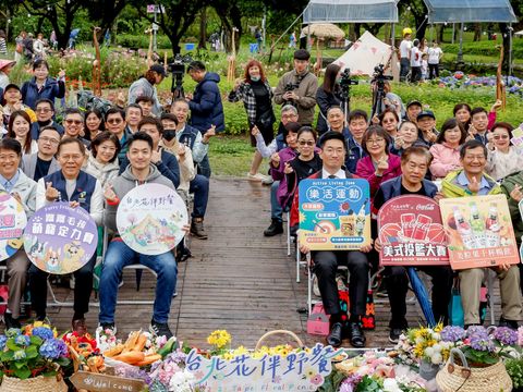 臺北市長蔣萬安與貴賓來到花伴野餐現場與民眾同歡(圖片來源：臺北市政府觀光傳播局)